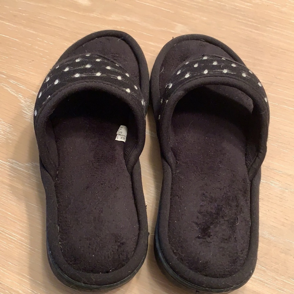 Women’s Isotoner slippers SOFT size 6.5-7 - Picture 2 of 4
